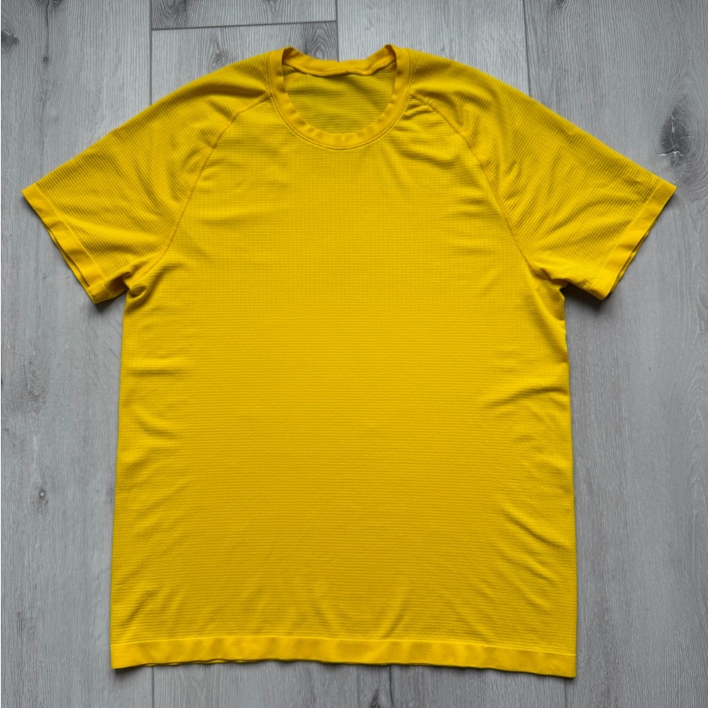 Lululemon Metal Vent Tech Short Sleeve.
Size L